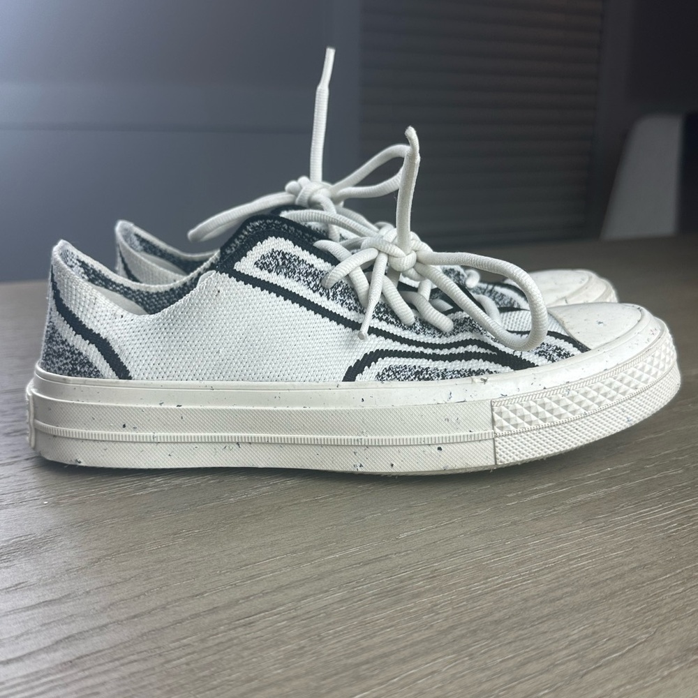 Converse Lowtop skate shoes. Cute, speckled bottoms. Women’s size 6.5